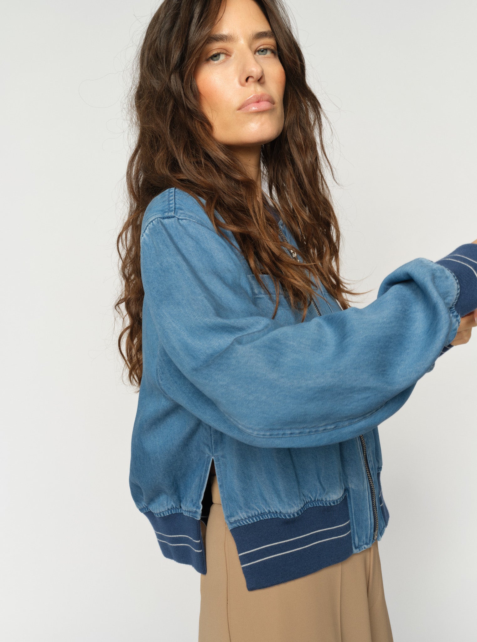 Modelshot / Light Blue Denim / Detail